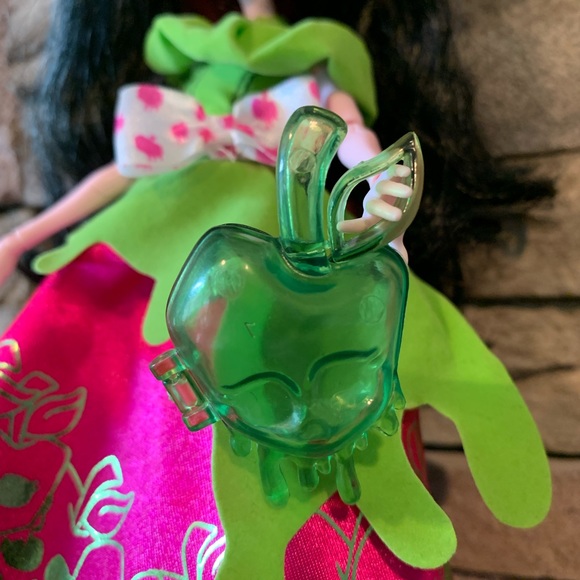 Monster High Draculaura Snow Bite Doll - Target Exclusive 2012 - Picture 5 of 14